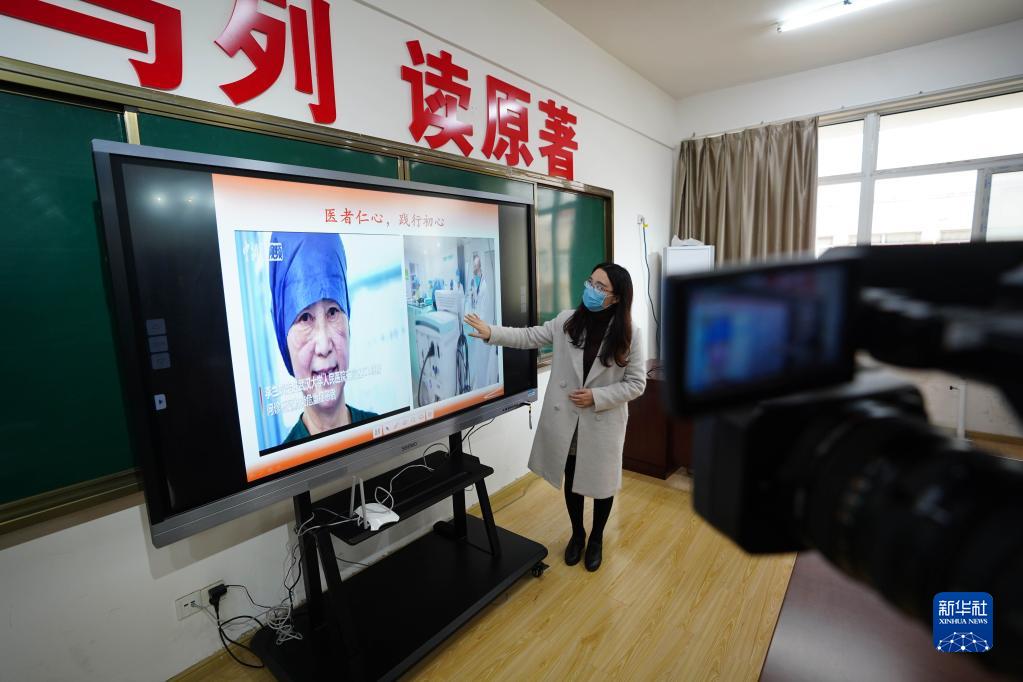 为党育人 为国育才——以习近平同志为核心的党中央关心学校思想政治工作纪实